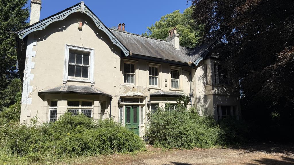 Lot: 42946 - RARE FREEHOLD OPPORTUNITY - A SUBSTANTIAL AND ESTABLISHED RESIDENTIAL, COMMERCIAL AND GRAZING LAND COMPLEX - Exterior image of main house from driveway